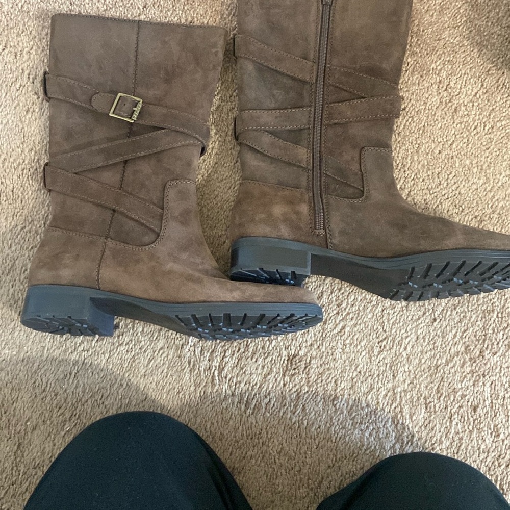 Women's Brown Suede Boots NW beautiful brown .